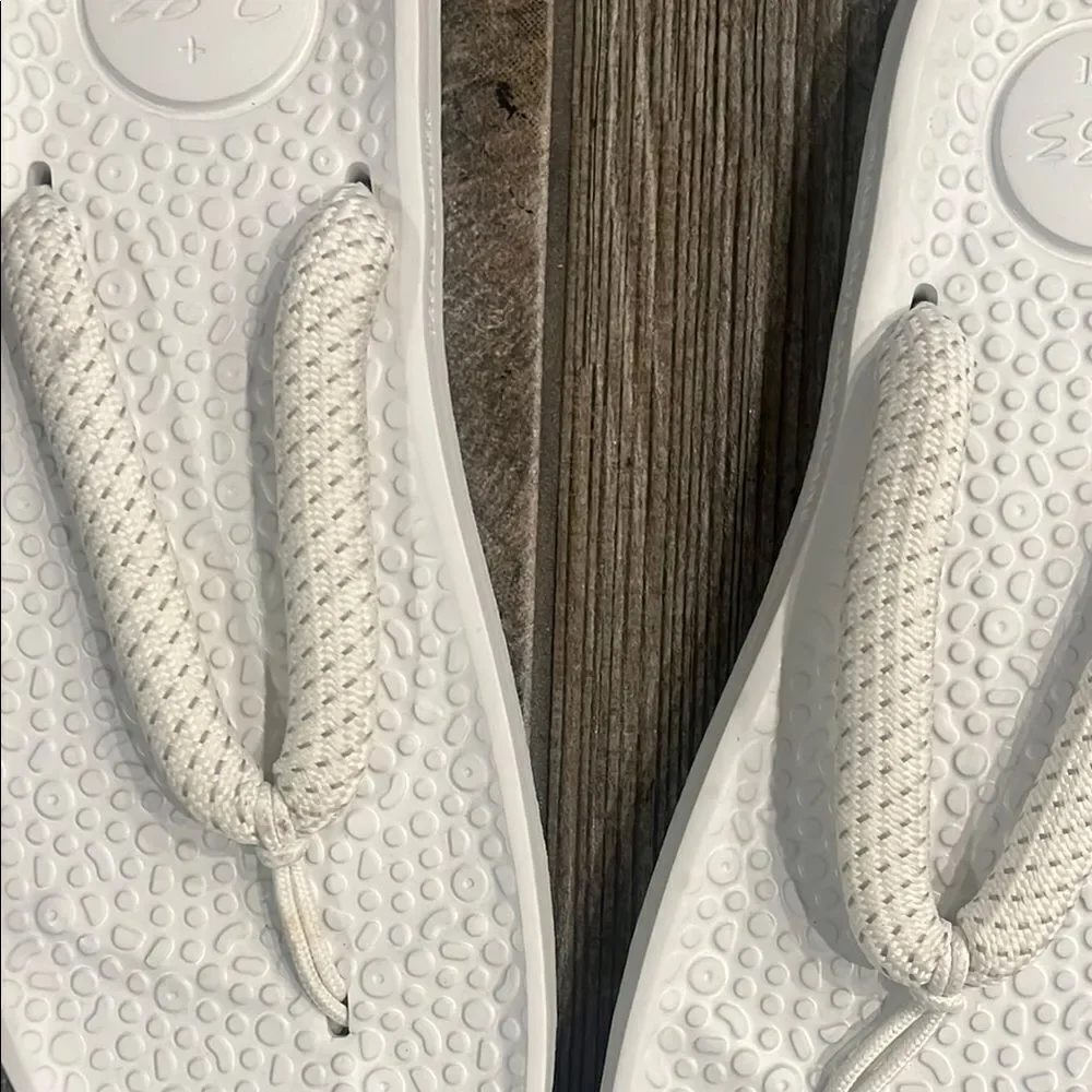 NWOT Allbirds 2.83 KG CO2E Sugar Zeffer White Flip Flops